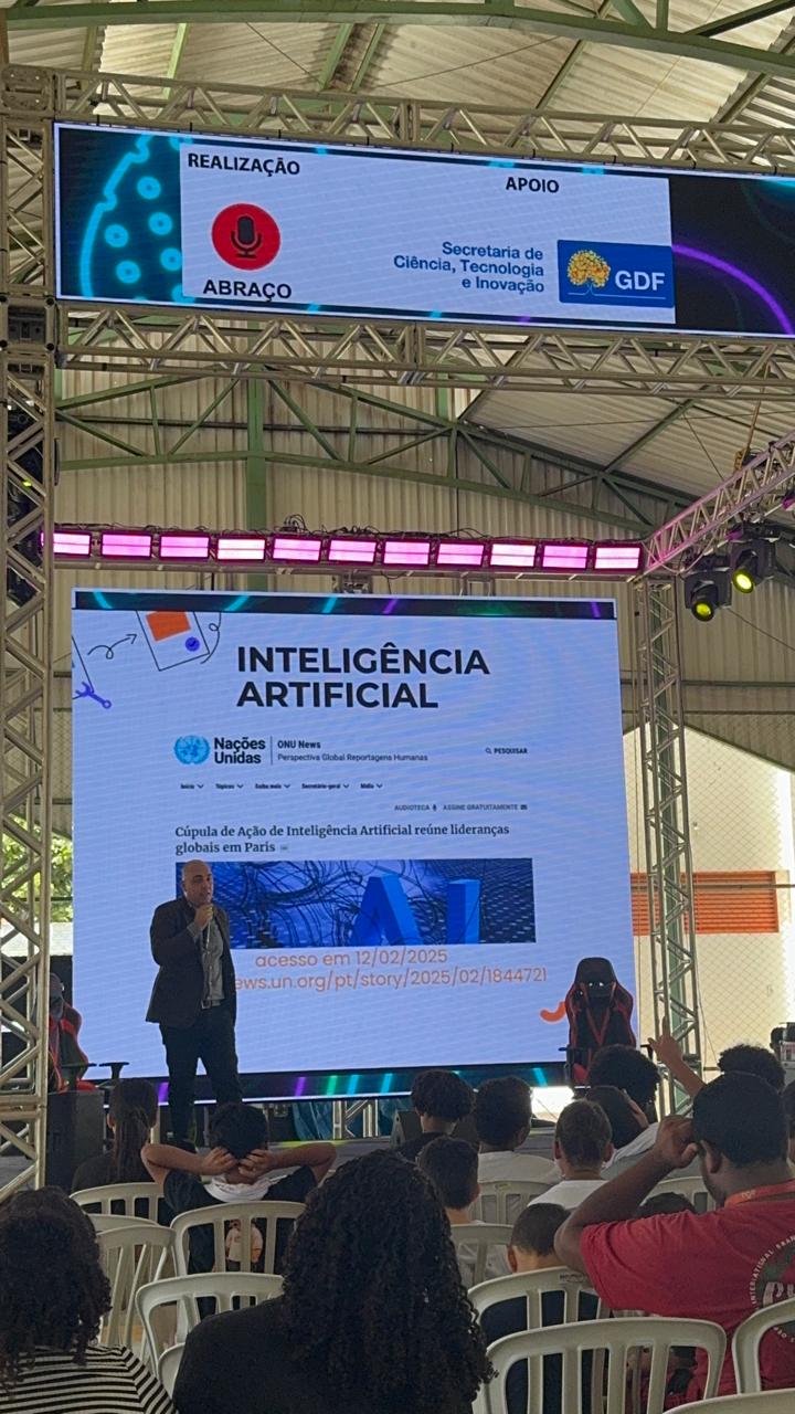 Rodmar apresentando palestra para plateia